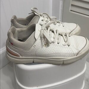ON Cloud The Roger Centre Sneakers Women Size 9 White Leather Lace Up Comfy